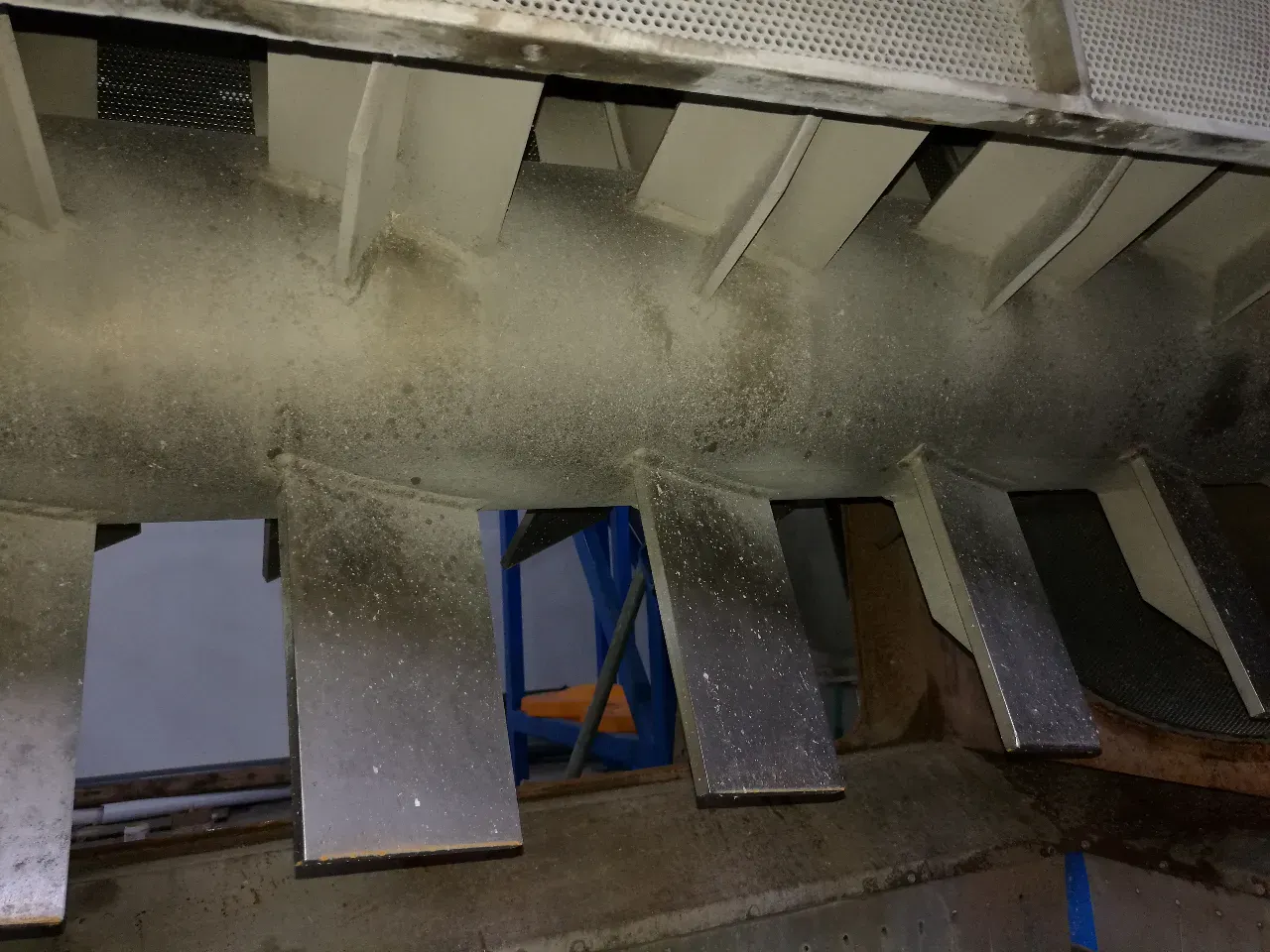 Detail sestavy rotoru uvnitř odstředivého odvodňovacího stroje