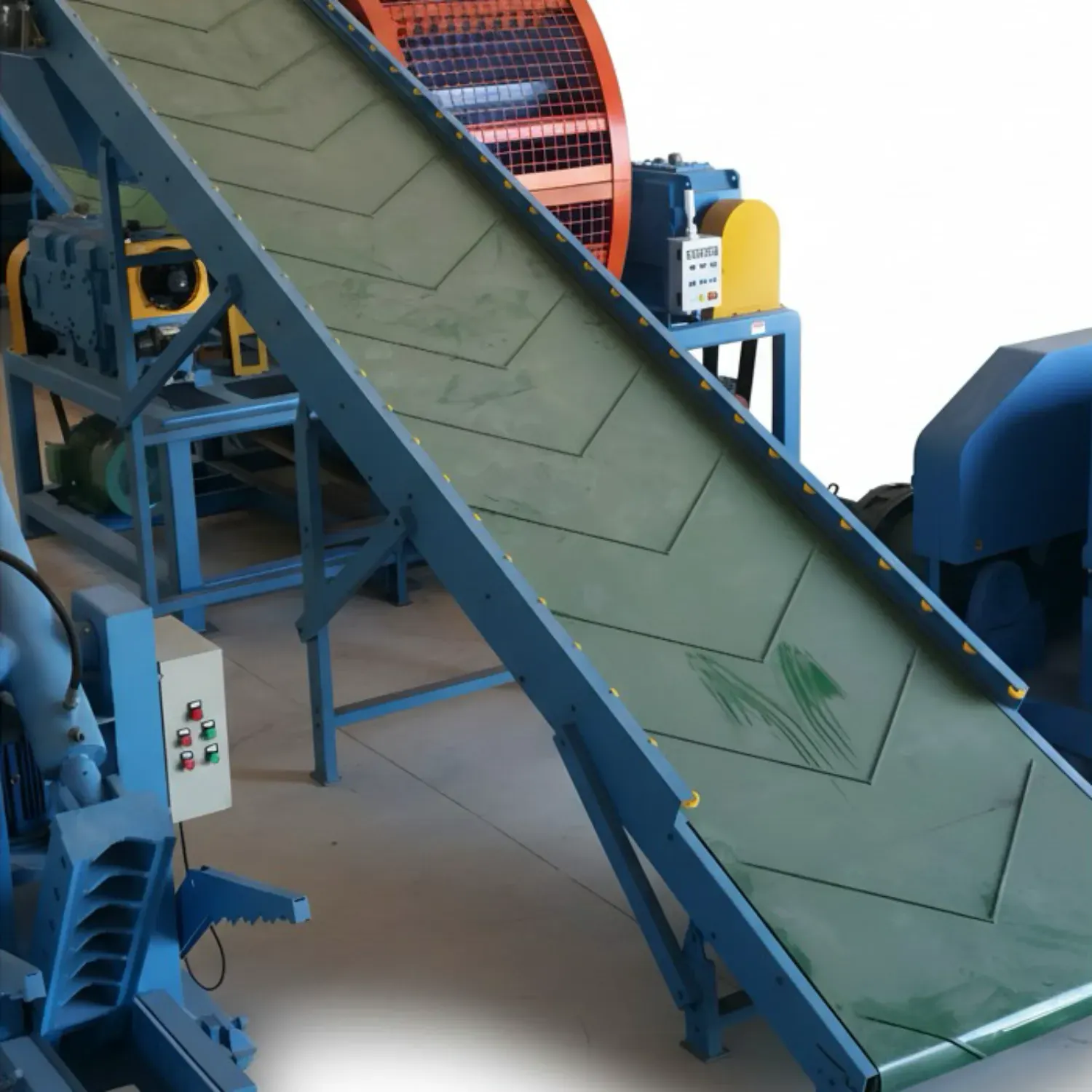 Belt Conveyor for feeding scrap tires into the shredder