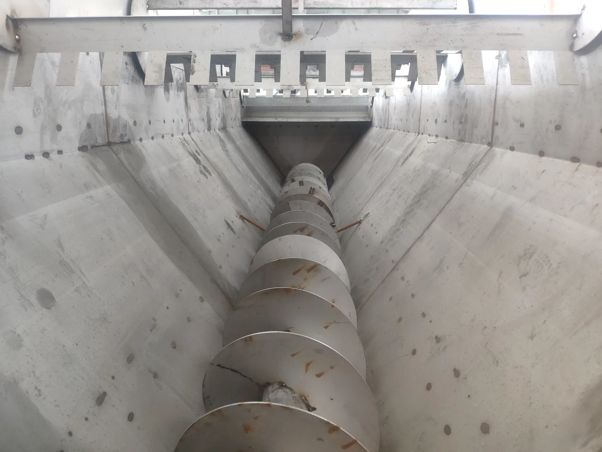 Industrial screw discharge silo installed in a recycling facility