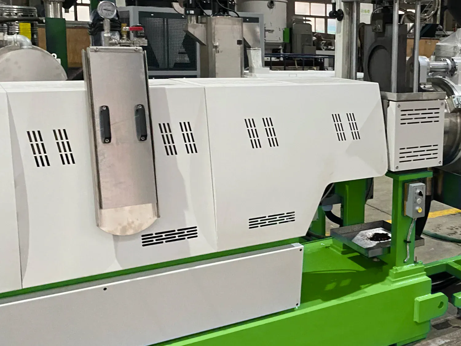 Specialized single screw extruder for PET pelletizing