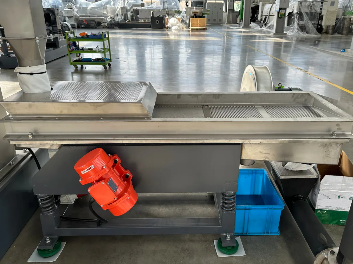 Vibration and centrifugal drying system for PET pellets