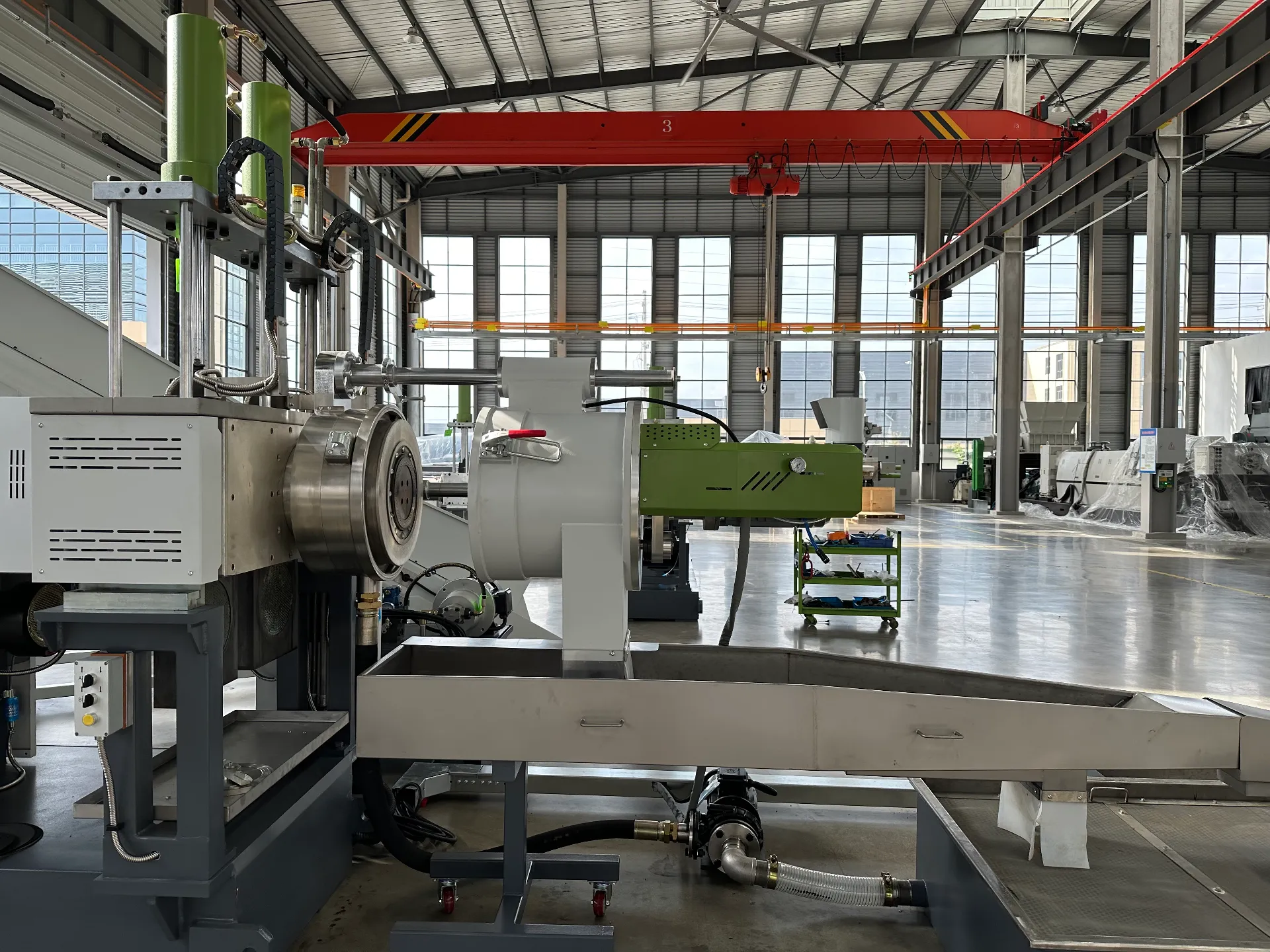 Vista de uma máquina de extrusão para peletização