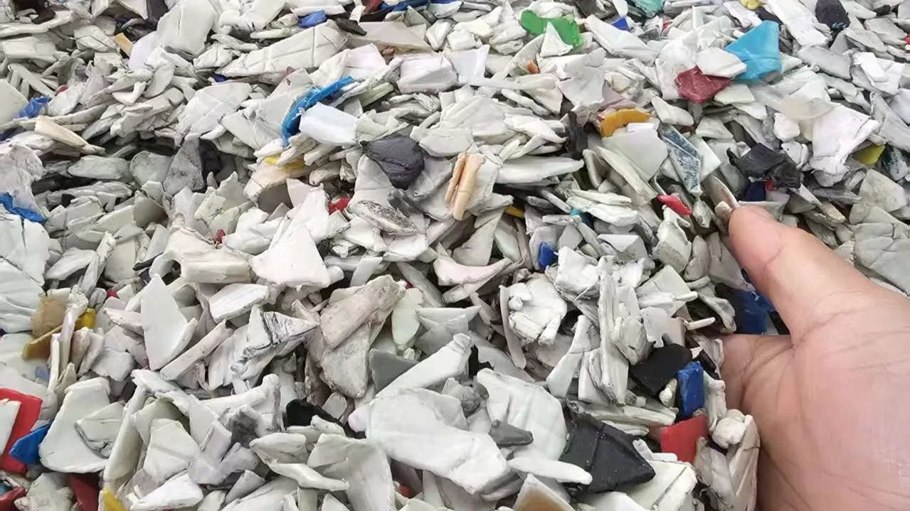 HDPE plastic bucket flakes after HW49 washing and separation