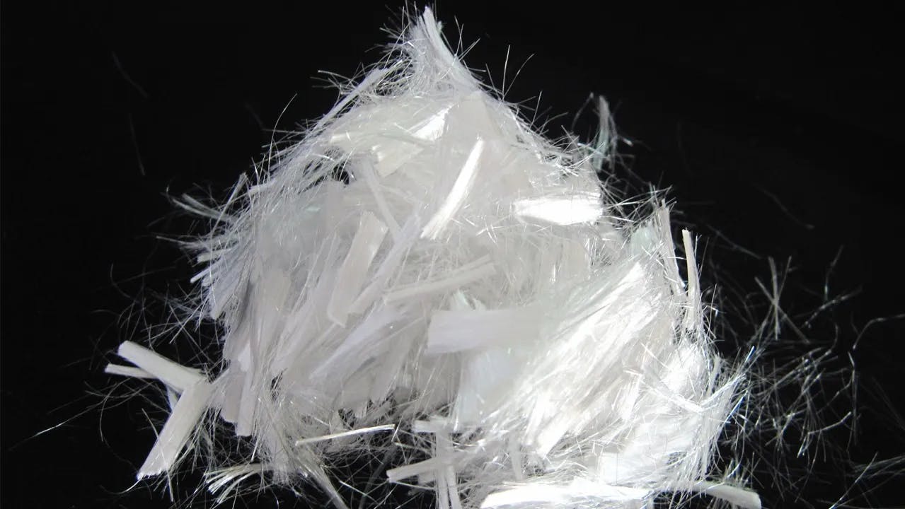 Fibra descontínua de poliéster feita a partir de flocos de PET reciclados.