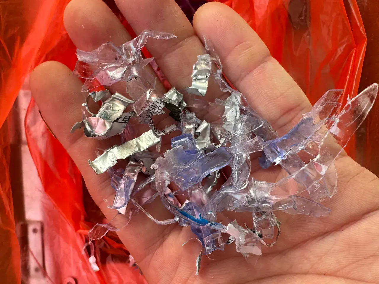 Clean and uniform plastic regrind output