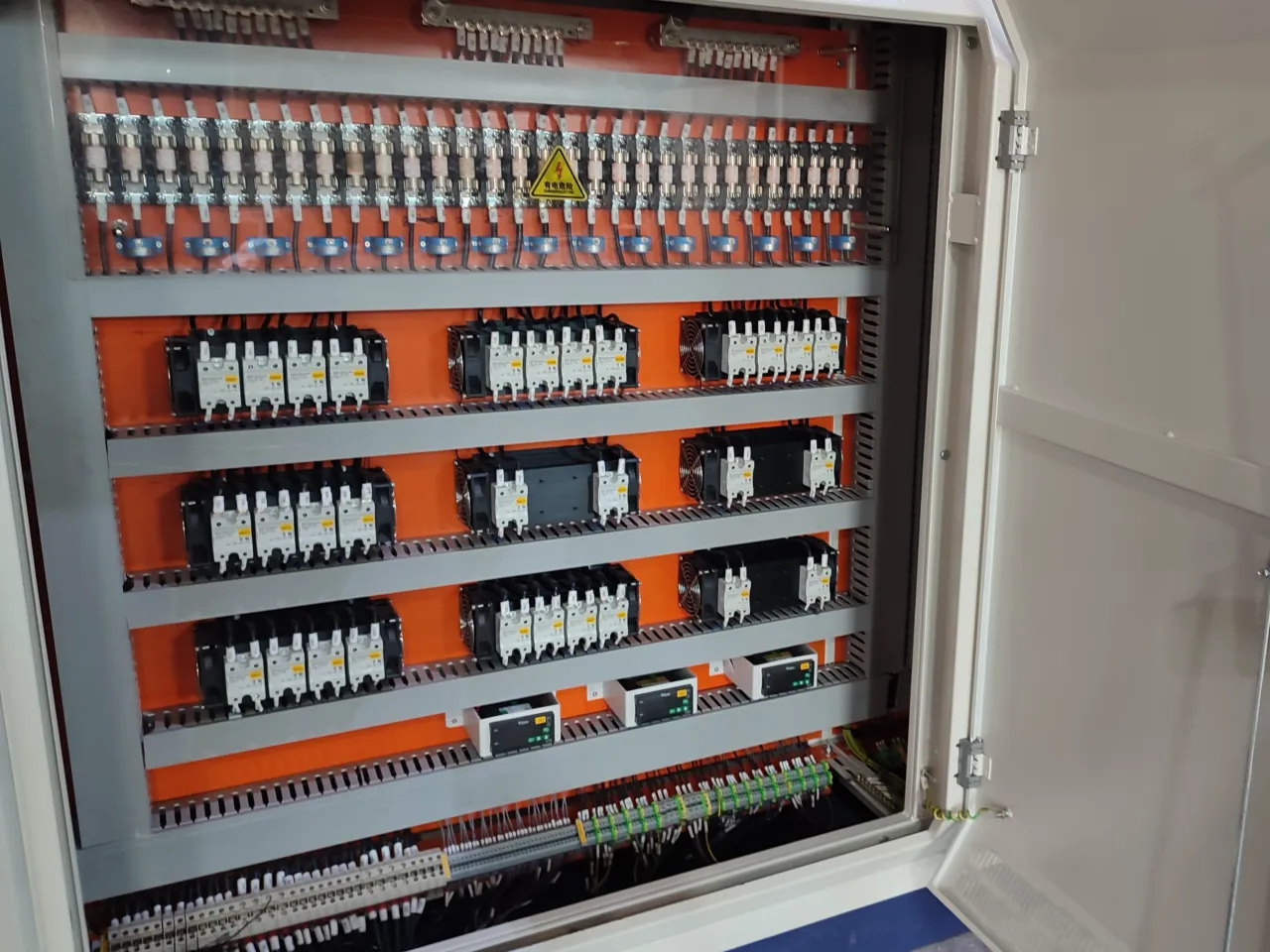 Electrical control cabinet for rigid plastic washing line
