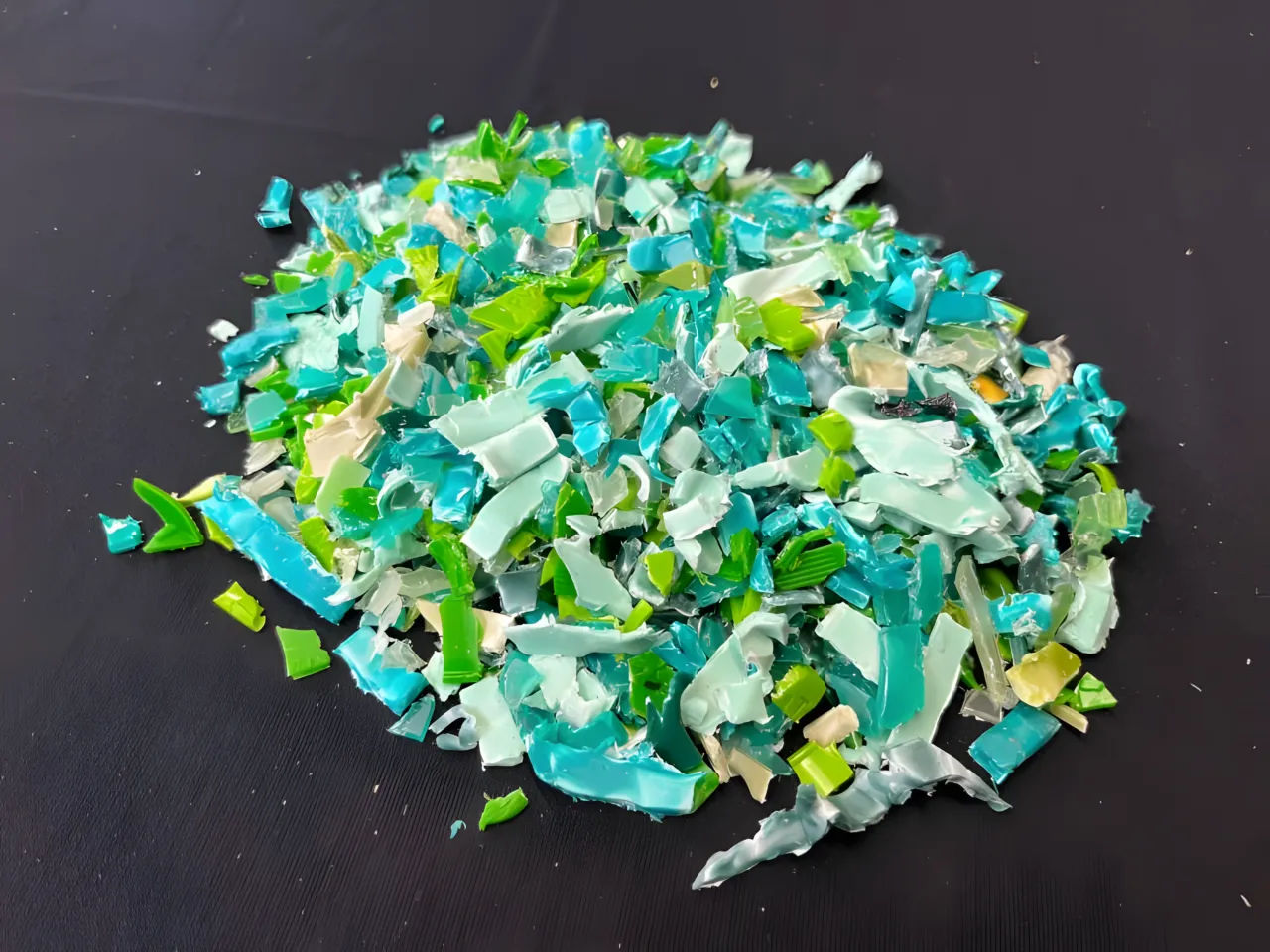 Raw plastic polymer feedstock for laboratory compounding