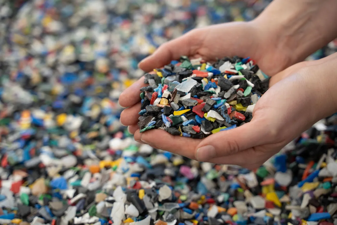 Electrostatic separator rotating drum and adjustable splitter plates