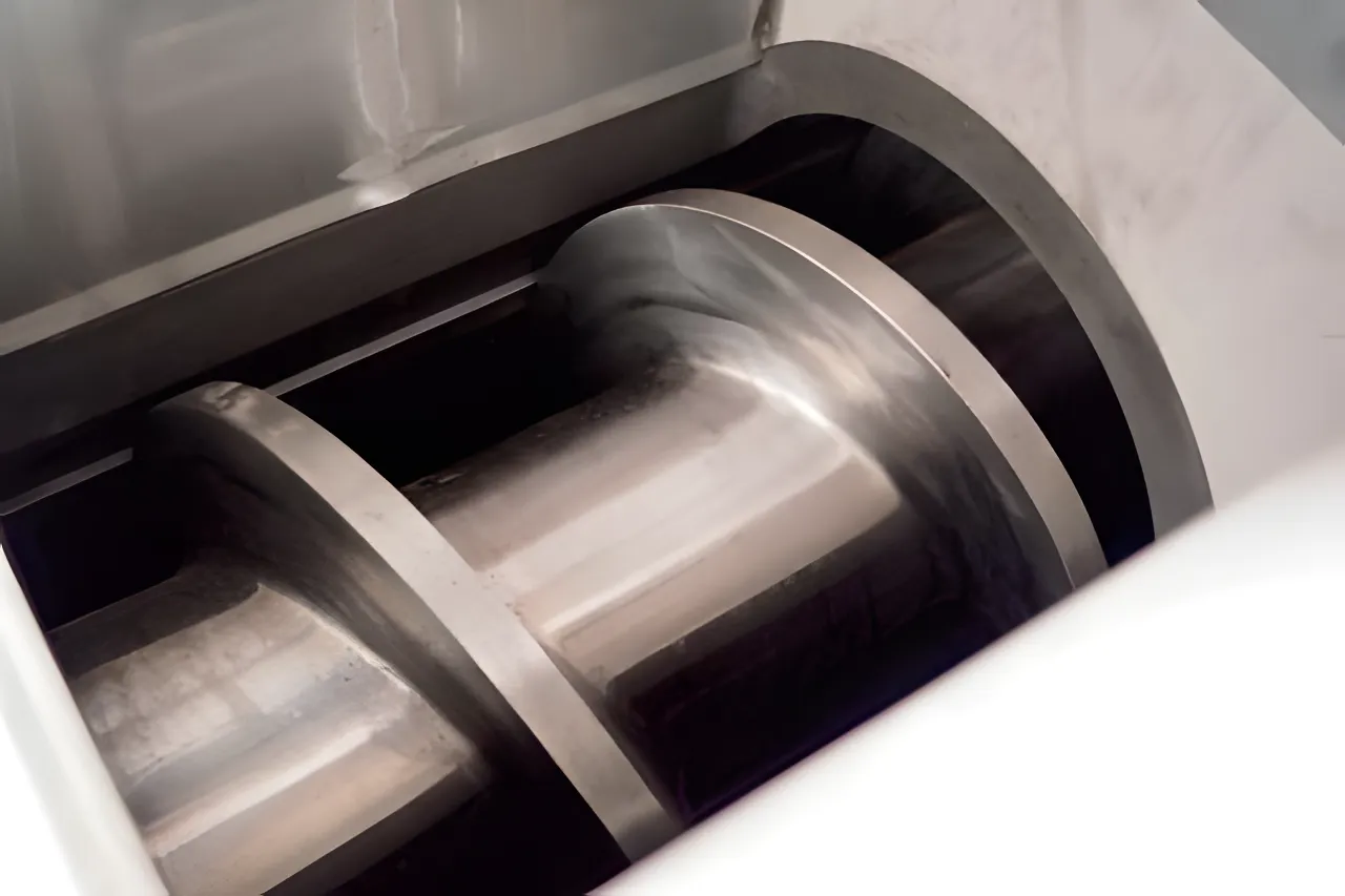 Heavy duty screw shaft of film squeezer