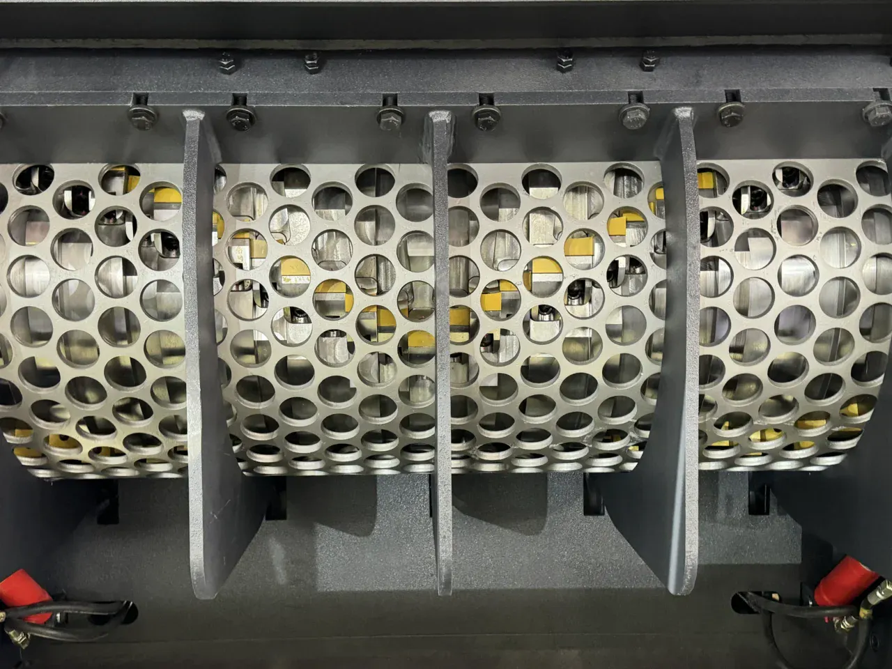 Single shaft shredder outlet