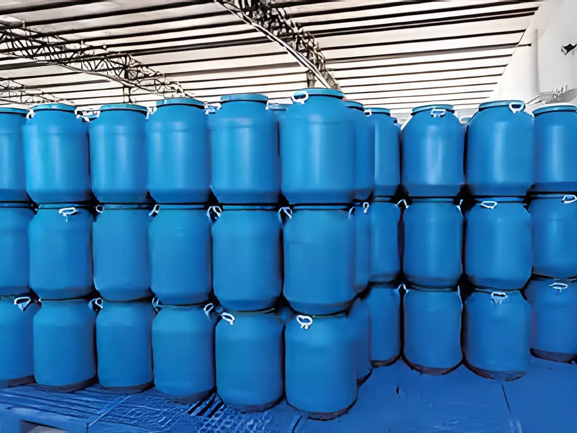 Cubo de plástico HDPE usado antes del lavado